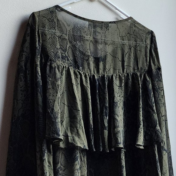 Jennifer Lopez Green/Black Reptile Print Ruffled Blouse Size Small - Picture 10 of 14